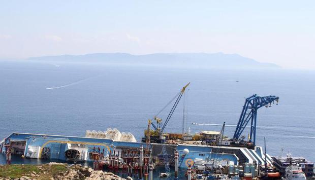 Die «Costa Concordia» war im Januar 2012 vor der toskanischen Insel Giglio auf einen Felsen gefahren und gekentert. 32 Menschen starben. Unter den Toten waren auch zwölf Deutsche. Foto: Enzo Russo