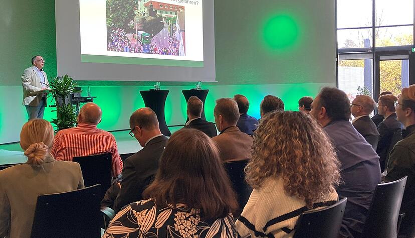 Thorge Clever und die Spedition Kübler aus Schwäbisch Hall sind Experten in Sachen Schwerlasttransporte – und kennen die Vorteile von Wasserstraßen. Thorge Clever und die Spedition Kübler aus Schwäbisch Hall sind Experten in Sachen Schwerlasttransporte – und kennen die Vorteile von Wasserstraßen.