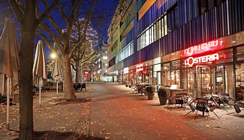 Heilbronn, ein Stillleben: Schon am Donnerstag waren nur wenige Passanten am Abend unterwegs, jetzt drohen strenge Ausgangsbeschränkungen. Foto: Ralf Seidel Heilbronn, ein Stillleben: Schon am Donnerstag waren nur wenige Passanten am Abend unterwegs, jetzt drohen strenge Ausgangsbeschränkungen. Foto: Ralf Seidel