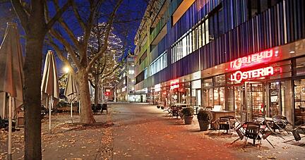 Heilbronn, ein Stillleben: Schon am Donnerstag waren nur wenige Passanten am Abend unterwegs, jetzt drohen strenge Ausgangsbeschränkungen.
Foto: Ralf Seidel