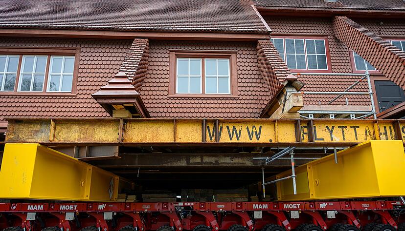 Das 672 Tonnen schwere Geb&auml;ude rollt langsam durch die Stadt.