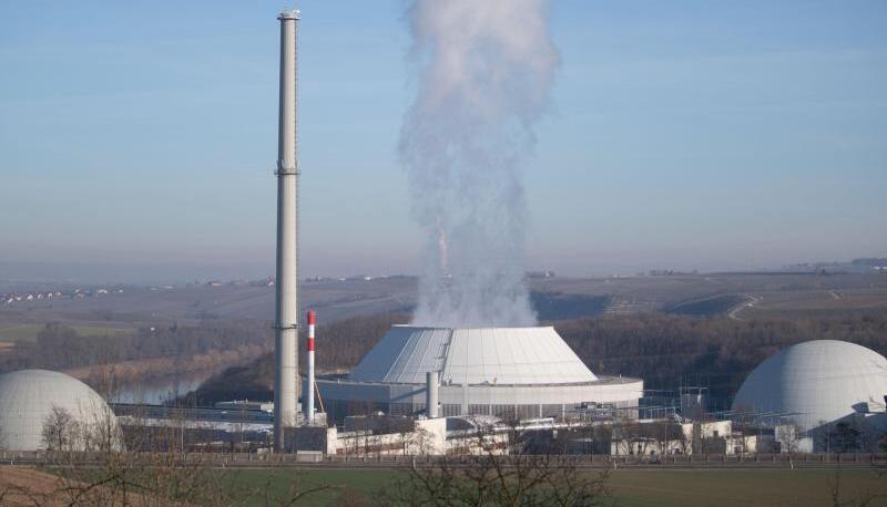 Dampf kommt aus dem K&uuml;hlturm von Block 2 des Kernkraftwerks Neckarwestheim.