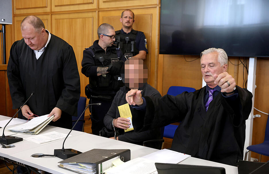 Die Anklage wirft dem 52-Jährigen zweifachen Mord und versuchten Mord vor.