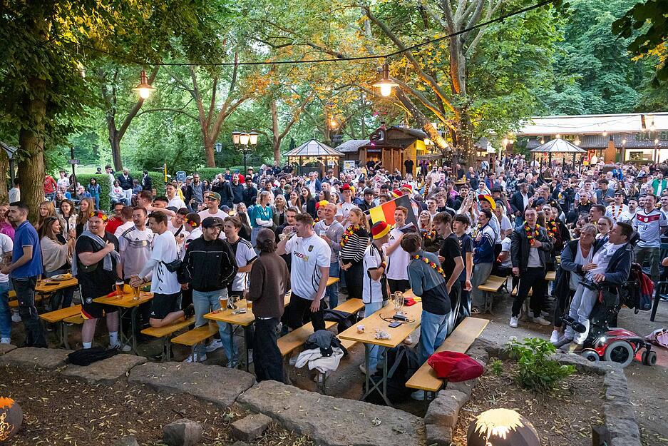 Public Viewing im Food Court - EM Auftraktspiel Deutschland vs Schottland
