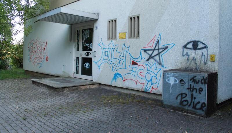 An diesem Gebäude in der Flüsslestraße haben unbekannte Schmierfinken gewütet. Laut Polizeibericht hat eine Anwohnerin Jugendliche beobachtet. Fotos: Sara Furtwängler An diesem Gebäude in der Flüsslestraße haben unbekannte Schmierfinken gewütet. Laut Polizeibericht hat eine Anwohnerin Jugendliche beobachtet. Fotos: Sara Furtwängler