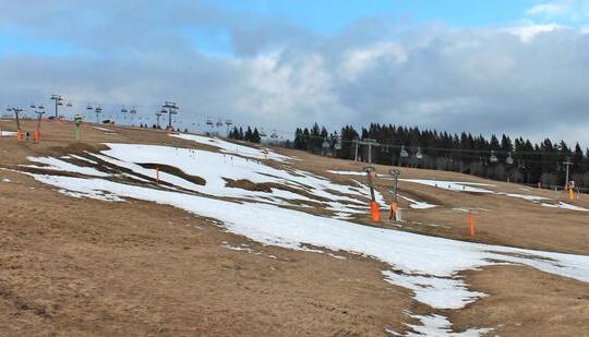 Auf dem Feldberg sind seit Wochen nur noch vereinzelt weiße Flächen zu sehen. Sie stammen noch von Ende November. Seitdem ist kein Neuschnee mehr hinzugekommen. Der Liftbetrieb ist eingestellt. Fotos: Michael Schwarz