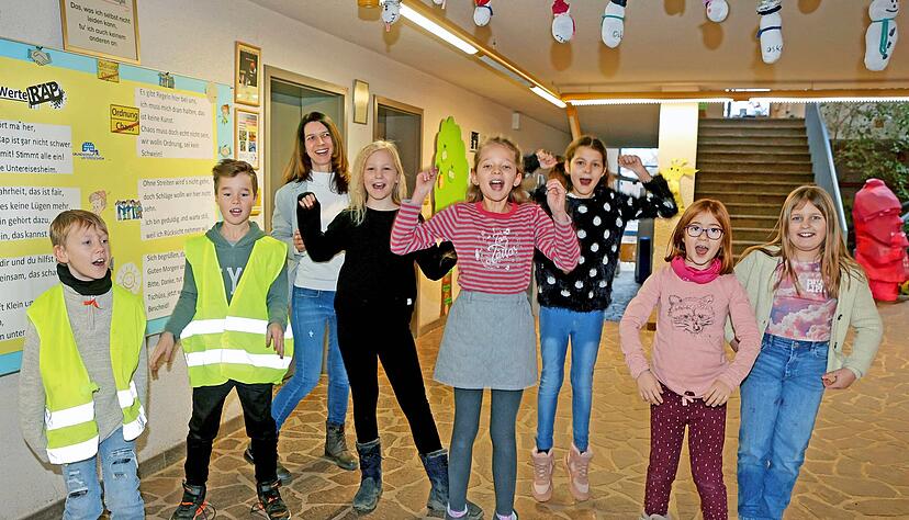 Schulsozialarbeiterin Stefanie Haiber singt mit den Kindern der Grundschule Untereisesheim den selbst geschriebenen Werte-Rap. Schulsozialarbeiterin Stefanie Haiber singt mit den Kindern der Grundschule Untereisesheim den selbst geschriebenen Werte-Rap.