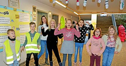 Schulsozialarbeiterin Stefanie Haiber singt mit den Kindern der Grundschule Untereisesheim den selbst geschriebenen Werte-Rap.
Foto: Ralf Seidel