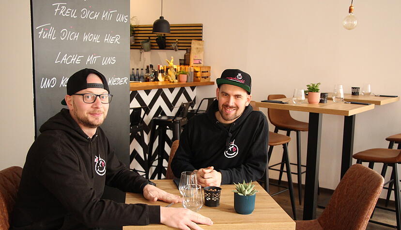 Peer Lauenroth (links) und Jonas Litz in ihrem Restaurant „Neigschmeckt“ in der Kirchgasse in Künzelsau. Peer Lauenroth (links) und Jonas Litz in ihrem Restaurant „Neigschmeckt“ in der Kirchgasse in Künzelsau.