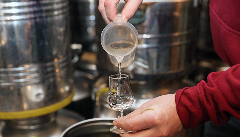 Aus dem Edelstahl-Fass darf zwischendurch ein Schlückchen probiert werden.