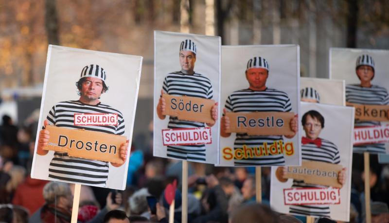 Demonstrationsteilnehmer der Initiative ?Querdenken? in Leipzig. Die Zahl der Menschen, bei denen Forscher eine «Verschwörungsmentalität» erkannten, stieg 2020 wieder an. Demonstrationsteilnehmer der Initiative ?Querdenken? in Leipzig. Die Zahl der Menschen, bei denen Forscher eine «Verschwörungsmentalität» erkannten, stieg 2020 wieder an.