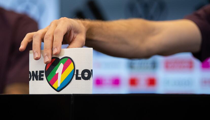 Das Tragen der «One Love»-Kapitänsbinde könnte zu Sanktionen führen. Das Tragen der «One Love»-Kapitänsbinde könnte zu Sanktionen führen.