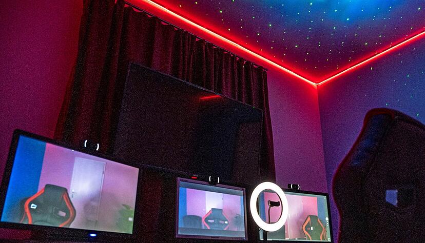 In der Wohnung eines gewissen N. Schmidt: das Zockerzimmer als Streamingraum, in dem der Besucher sich selbst begegneten. In der Wohnung eines gewissen N. Schmidt: das Zockerzimmer als Streamingraum, in dem der Besucher sich selbst begegneten.