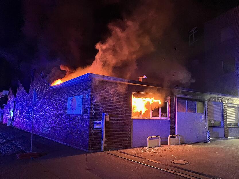 Zeugen hatten den Brand im Heilbronner Industriegebiet gegen 4.17 BUhr gemeldet.