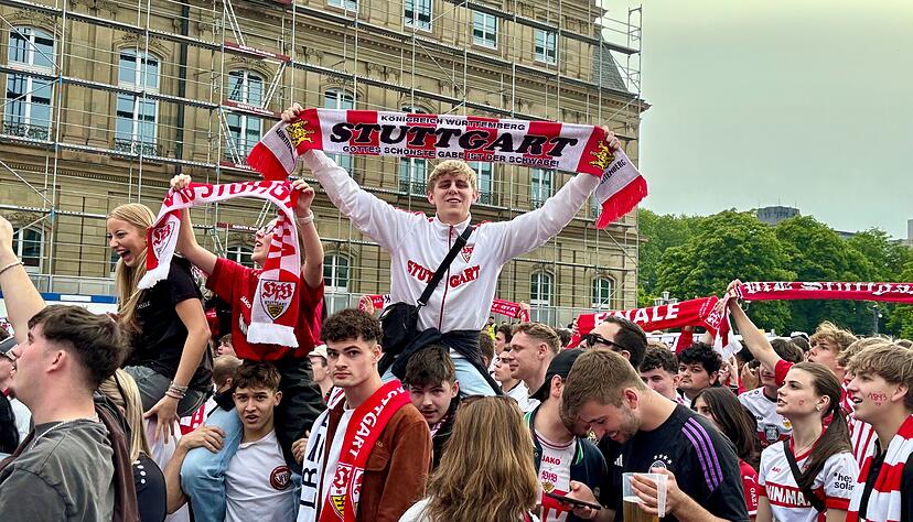 VfB-Fans beim Public Viewing auf dem Stuttgarter Schlossplatz. 35.000 sind es.