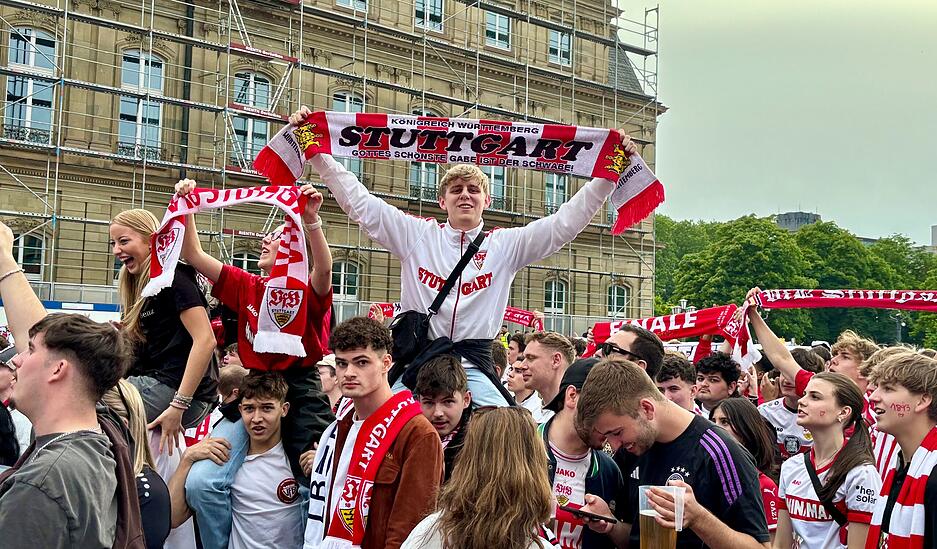 VfB-Fans beim Public Viewing auf dem Stuttgarter Schlossplatz. 35.000 sind es. VfB-Fans beim Public Viewing auf dem Stuttgarter Schlossplatz. 35.000 sind es.