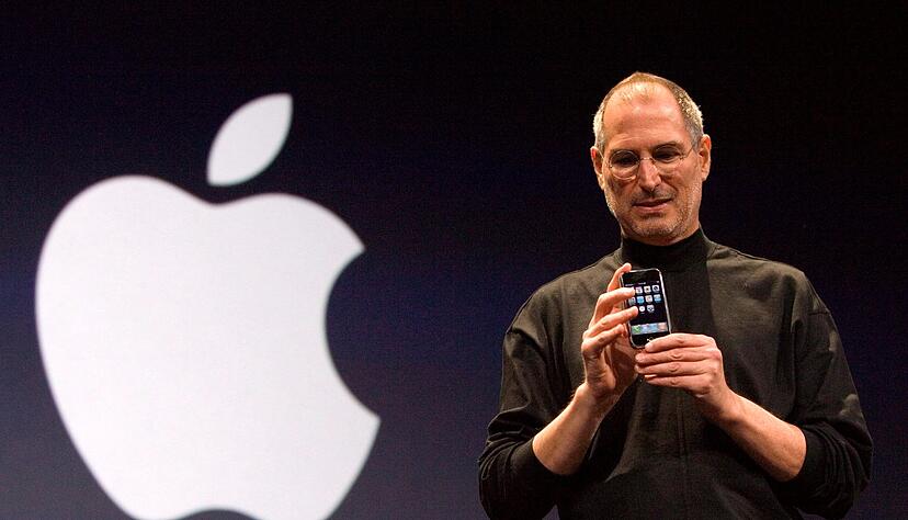 2007: Steve Jobs stellt am 29. Januar das erste iPhone in San Francisco vor. 2007: Steve Jobs stellt am 29. Januar das erste iPhone in San Francisco vor.