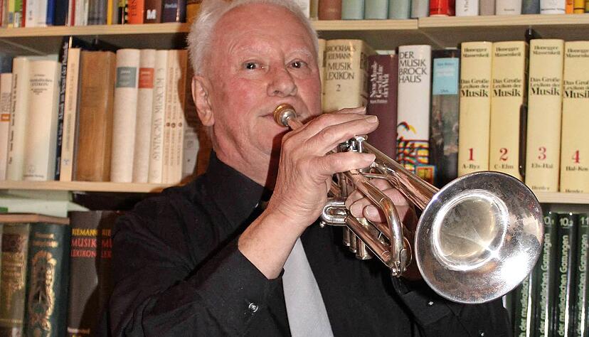 Musik ist nach wie vor seine Leidenschaft: T&auml;glich nach der Tagesschau spielt G&uuml;nther Hanselmann auf seiner Trompete.
Fotos: Renate V&auml;is&auml;nen/privat