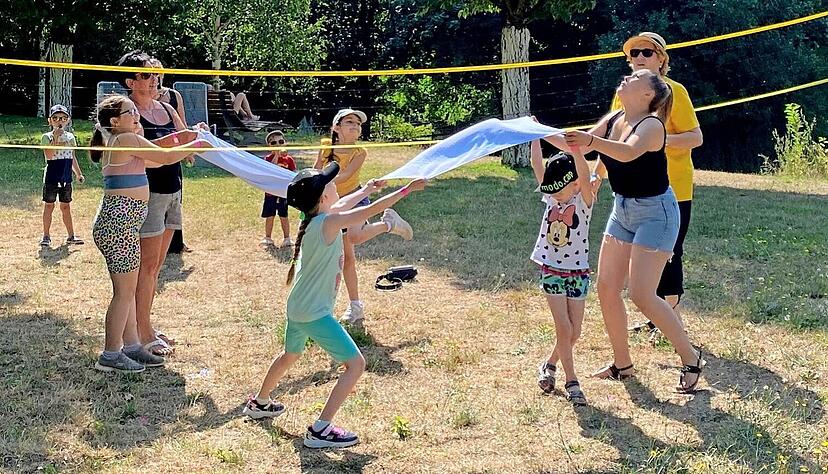 Im vergangenen Jahr feierte die Station Handtuchvolleyball ihre Premiere. Und weil die gut lief, wird das Spiel auch diesmal wieder angeboten.