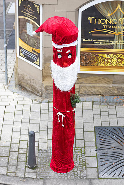 Mit roter Mütze und weißem Bart verwandelt sich der Blitzer in eine skurrile Adventsfigur. Mit roter Mütze und weißem Bart verwandelt sich der Blitzer in eine skurrile Adventsfigur.