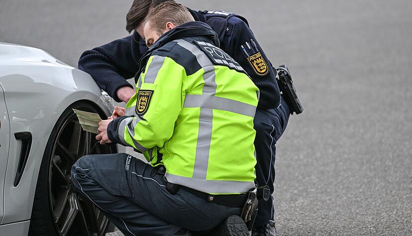 Seit 2022 kontrolliert die Polizei an Karfreitag verstärkt die Autoposer. (Archivbild) Seit 2022 kontrolliert die Polizei an Karfreitag verstärkt die Autoposer. (Archivbild)
