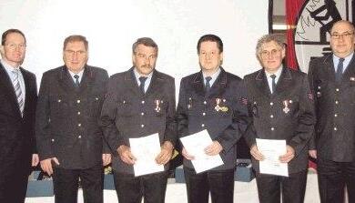Für 40Jahre bei der Feuerwehr dankten OB Joachim Scholz und Kommandant Hermann Jochim den Hauptfeuerwehrmännern Klaus Holzapfel, Wolfram Zipf und Georg Zartmann (v. li.). Auch Kreisbrandmeister Uwe Vogel (re.) gratulierte.Foto: Bracht