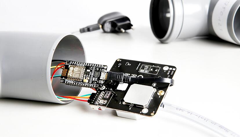 Ein Feinstaubmessgerät kann sich jeder selbst bauen. Man braucht nicht viel mehr als Sensor, Mini-Computer und Abflussrohr. Ein Feinstaubmessgerät kann sich jeder selbst bauen. Man braucht nicht viel mehr als Sensor, Mini-Computer und Abflussrohr.