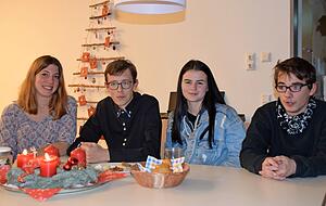 Freuen sich auf Weihnachten: Erzieherin Mareike Hutsch, Marcel B&uuml;rger, Charleen Fetzberger und Niclas G&uuml;nther (von links) im Hasenhaus des Kindersolbads.