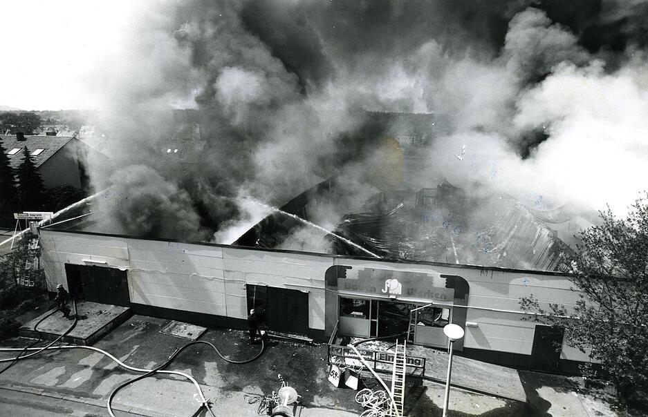 20.06.1985: Bei dem Großbrand im „Sparland“ konnten sich glücklicherweise alle Kunden rechtzeitig in Sicherheit bringen.
