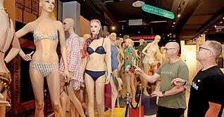 Bade-Zweiteiler mit Kultfaktor: Diese beiden Besucher aus dem Harz legen während einer Radtour im Bad Rappenauer Bikiniart-Museum einen Zwischenstopp ein.
Foto: Ralf Seidel Bade-Zweiteiler mit Kultfaktor: Diese beiden Besucher aus dem Harz legen während einer Radtour im Bad Rappenauer Bikiniart-Museum einen Zwischenstopp ein.
Foto: Ralf Seidel