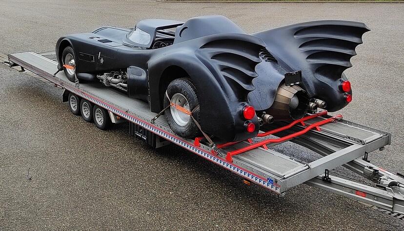 Diese Fotos hatte der Zoll geschossen, als das Batmobil vergangenen März über das Zollamt Untermünkheim nach Deutschland eingeführt worden war. Diese Fotos hatte der Zoll geschossen, als das Batmobil vergangenen März über das Zollamt Untermünkheim nach Deutschland eingeführt worden war.