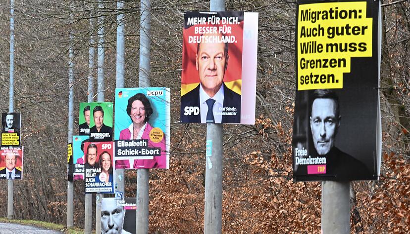 Das Thema Migration spielt teilweise auch in den Wahlkampagnen eine Rolle.