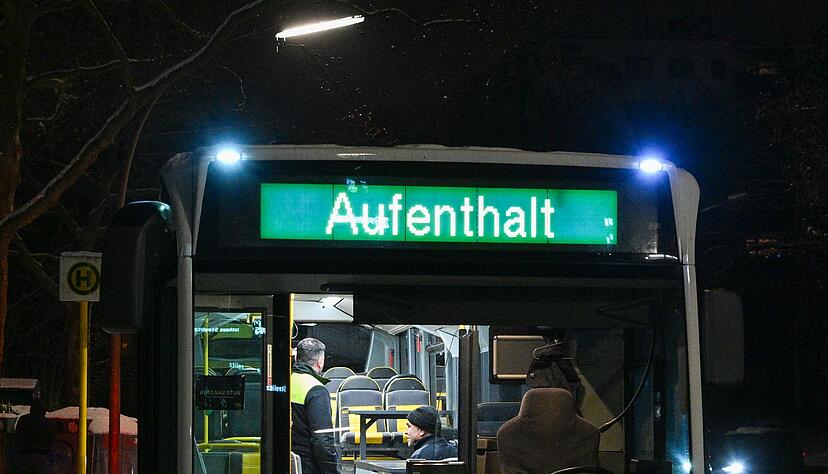 Die BVG stellt an einigen Endhaltestellen, wie hier in Zehlendorf, Busse f&uuml;r den Aufenthalt zur Verf&uuml;gung.