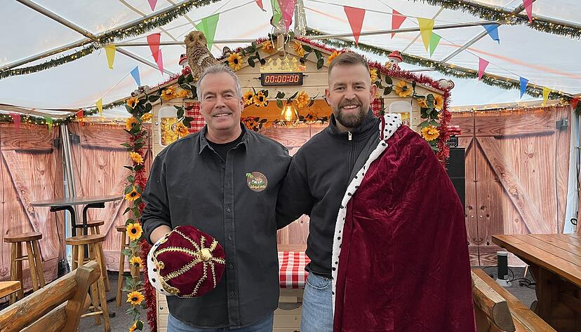 Peter (links) und Marius Bettin haben die Aktion Schnitzelhütten-König gestartet. Peter (links) und Marius Bettin haben die Aktion Schnitzelhütten-König gestartet.