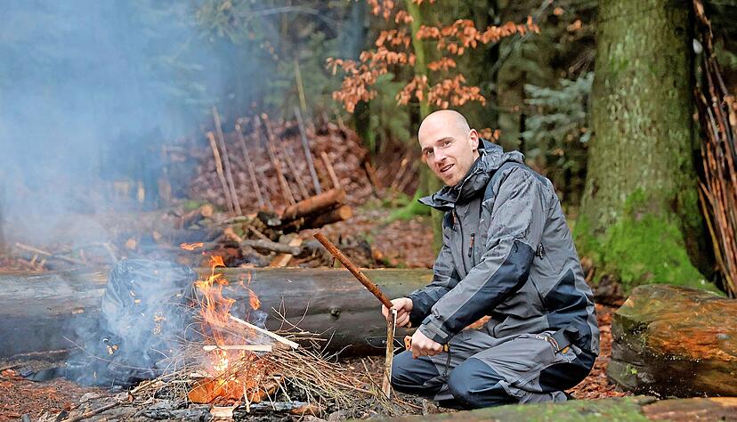 Seit Tagen regnet es. Mit Birkenholz und Baumharz entfacht Dominik Knausenberger dennoch in wenigen Minuten ein Feuer.

Foto: Ralf Seidel