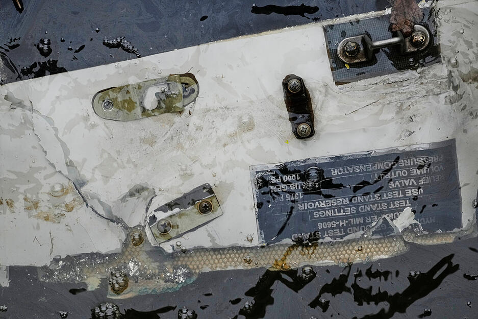 Laut dem New Yorker Bürgermeister waren alle Fluggäste nach vorläufigen Informationen zu einem Besuch aus Spanien angereist und auf einem Rundflug über der Metropole, als der Helikopter aus noch ungeklärten Gründen in den Hudson River vor Manhattan stürzte.