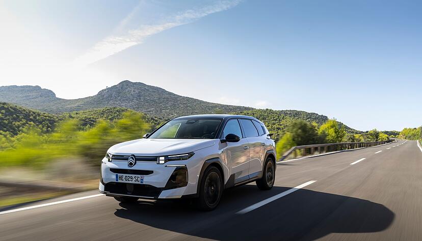 Etwas l&auml;nger und breiter: Der neue Citro&euml;n C5 Aircross hat zwar auch "nur" f&uuml;nf Sitzpl&auml;tze, bietet aber insgesamt mehr Platz.