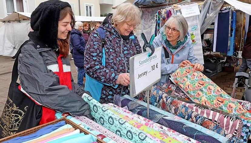 Selina Nasrallah, Heidrun Schoch und Petra Nasrallah (von links) begutachten mit kundigem Blick bedruckte Jerseystoffe.
Foto: Ralf Seidel Selina Nasrallah, Heidrun Schoch und Petra Nasrallah (von links) begutachten mit kundigem Blick bedruckte Jerseystoffe.
Foto: Ralf Seidel