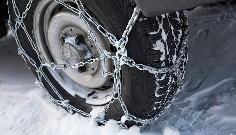 Aufziehen am besten vorher &uuml;ben: Auf schneebedeckten Stra&szlig;en k&ouml;nnen Schneeketten n&uuml;tzlich sein - sie sind aber kein Ersatz f&uuml;r Winterreifen.