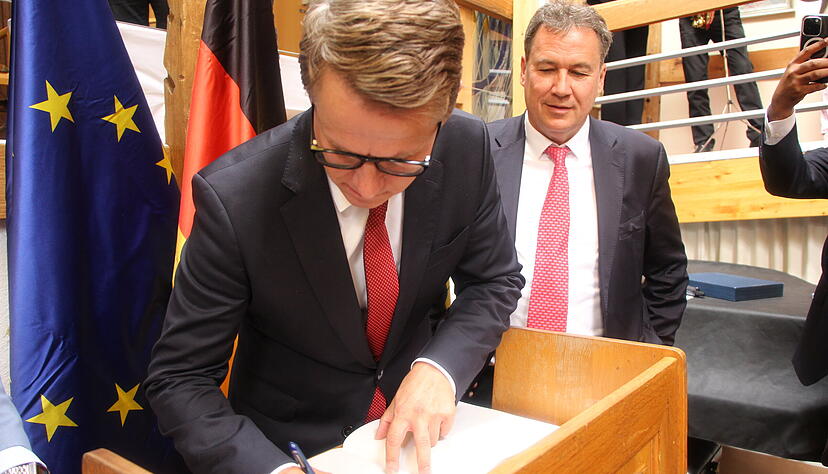 Carsten Linnemann trägt sich ins Goldene Buch der Stadt Künzelsau ein.