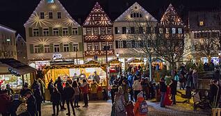 Der Öhringer Weihnachtsmarkt öffnet an den ersten drei Adventswochenenden 2025 seine Pforten für die Besucher.