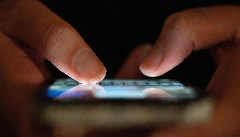 Viele Senioren haben Probleme bei der Bedienung von Smartphones. Im Caf&eacute; Digital im B&uuml;rgerhaus in Heilbronn-B&ouml;ckingen gibt's ehrenamtliche Hilfe.