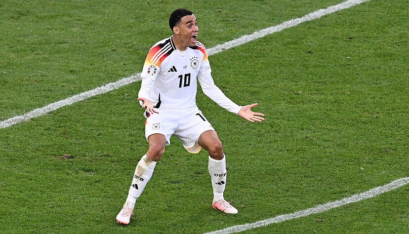 Der Pfiff bleibt aus und Jamal Musiala kann es nicht fassen. Der Pfiff bleibt aus und Jamal Musiala kann es nicht fassen.