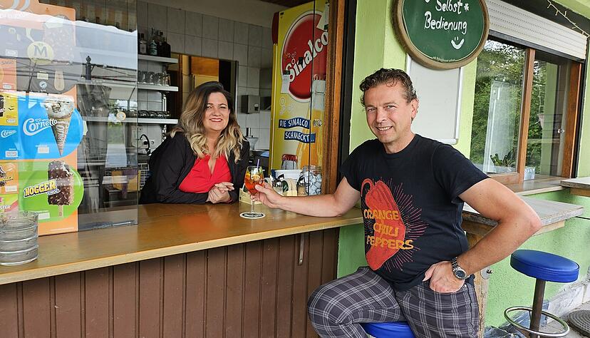 Mit einem Lächeln reicht Silvia Sloboda Stammgast Alexander Thom am Tresen des Seestüble einen Aperol Spritz. Mit einem Lächeln reicht Silvia Sloboda Stammgast Alexander Thom am Tresen des Seestüble einen Aperol Spritz.