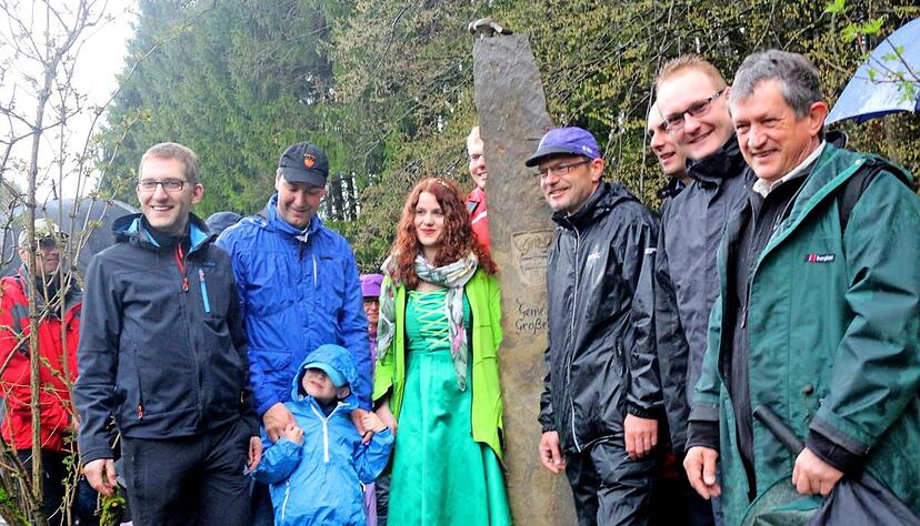 Delegationen mit den Bürgermeistern aus Großerlach, Mainhardt und Wüstenrot wanderten zum neuen dreieckigen Grenzstein.Fotos: Gustav Döttling
