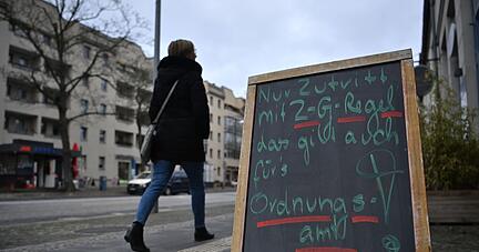 Vor einem Geschäft im Potsdamer Stadtteil Babelsberg steht ein Hinweisschild mit der Aufschrift „Nur Zutritt mit 2G-Regel das gilt auch fürs Ordnungsamt“.