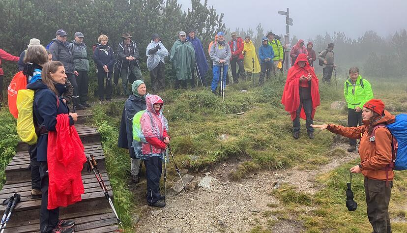 Stimme-Leserreise: Naturführerin Stefanie Peiker (rechts) begleitete die Gruppe durch die Berge.