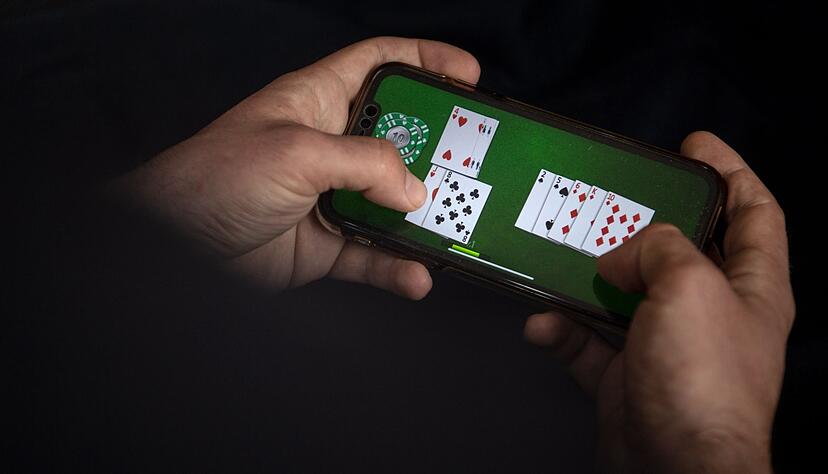 Das nächste Spiel ist auf dem Smartphone nur wenige Fingertipper entfernt und kann Abhängige schnell in Versuchung führen.
