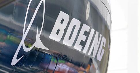 Nach zwei Abstürzen von Maschinen des Typs 737 Max mit 346 Todesopfern entging Boeing zunächst mit Versprechen der Strafverfolgung. (Archivbild) Nach zwei Abstürzen von Maschinen des Typs 737 Max mit 346 Todesopfern entging Boeing zunächst mit Versprechen der Strafverfolgung. (Archivbild)