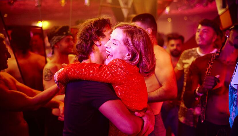 Im Zentrum steht ein gl&auml;nzend aufgelegtes Duo: Isabelle Huppert als Marianne Farr&egrave;re und Laurent Lafitte als Pierre-Alain Fantin.